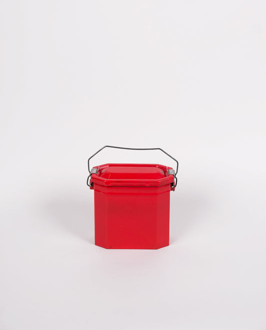 Boîte avec couvercle en métal rouge