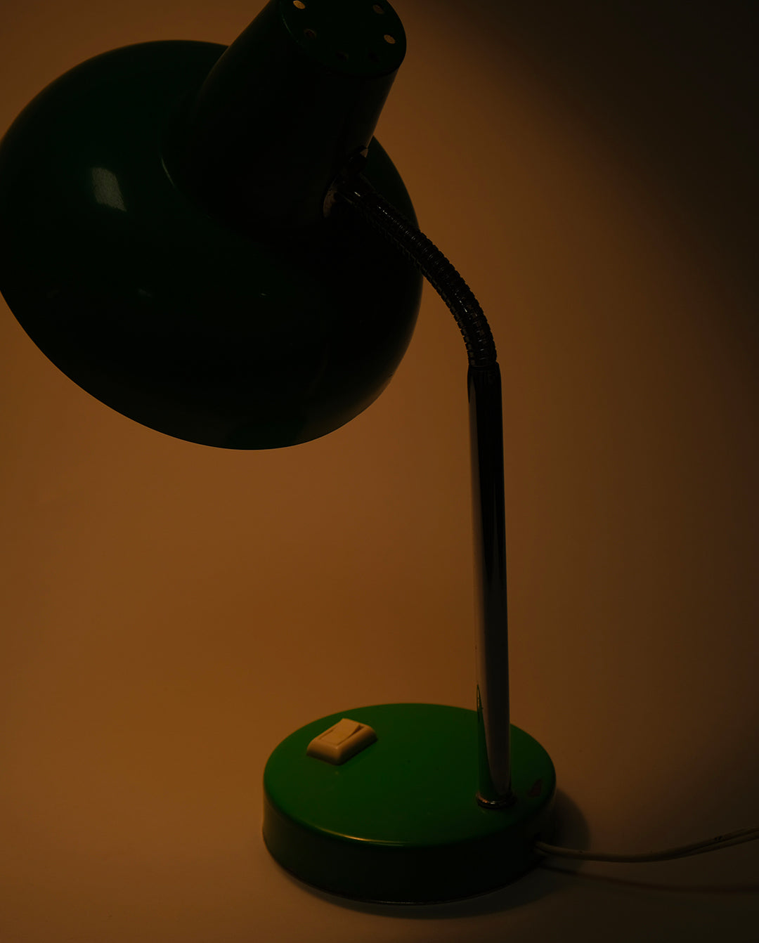 Lampe de bureau vintage en tôle verte et tige articulée en métal chromé, années 50 