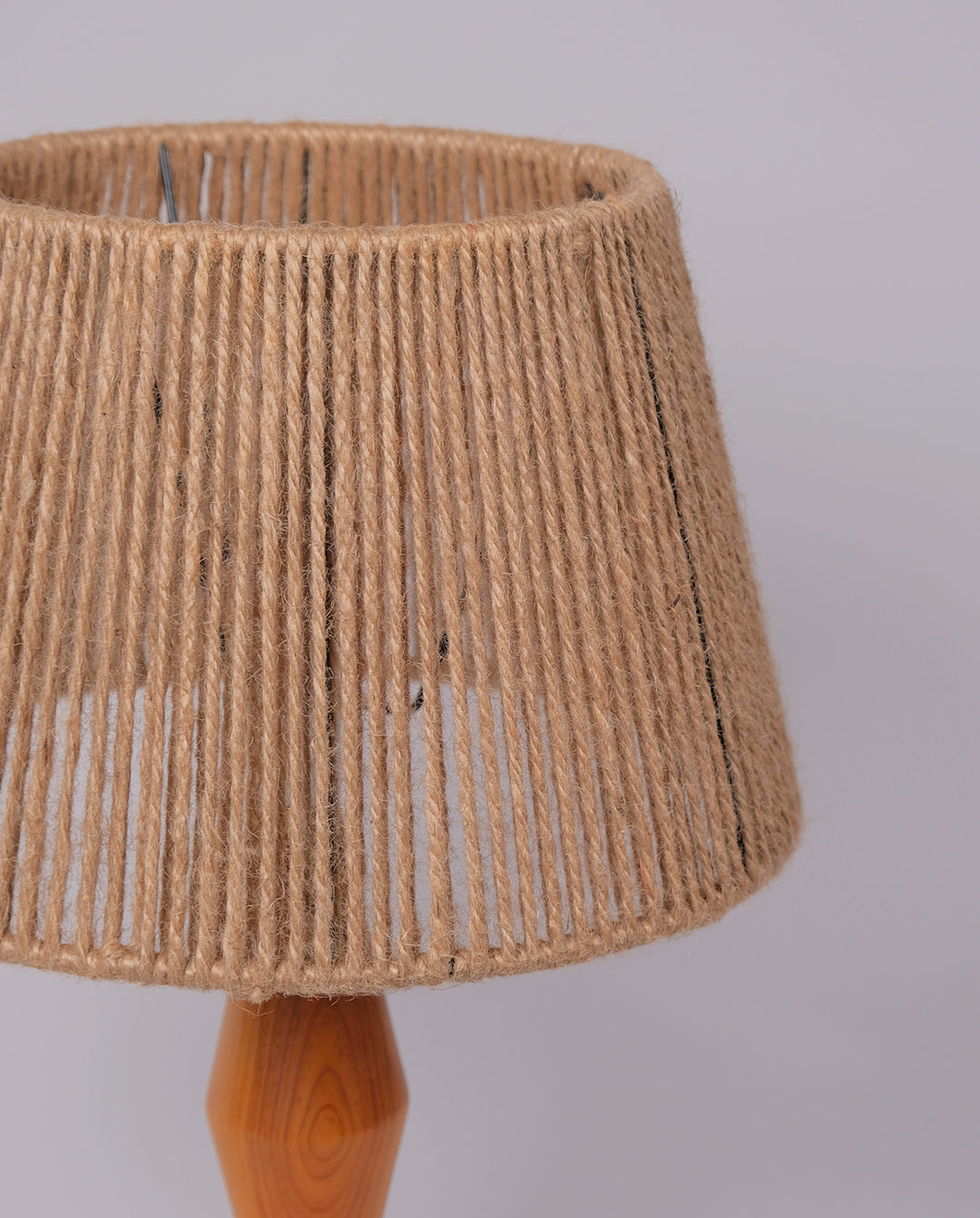 Lampe à poser composée d'un pied en bois tourné et d'un abat-jour en corde tissé