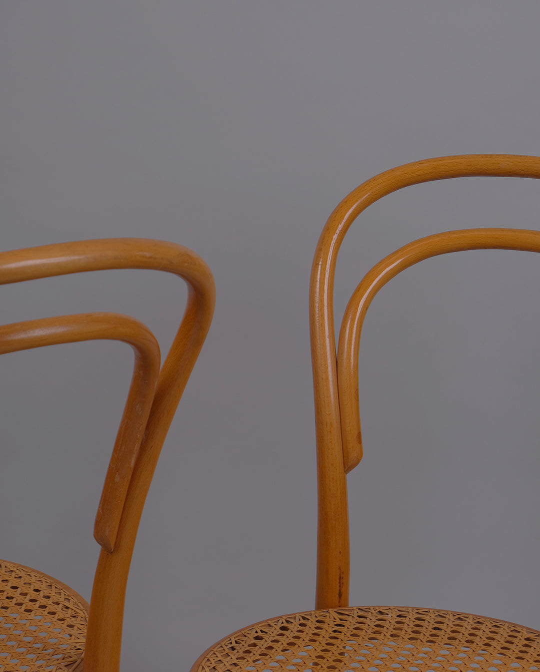 Dossier en bois courbé à la vapeur des chaises bistrot vintage Thonet n°18 produite dans les années 60