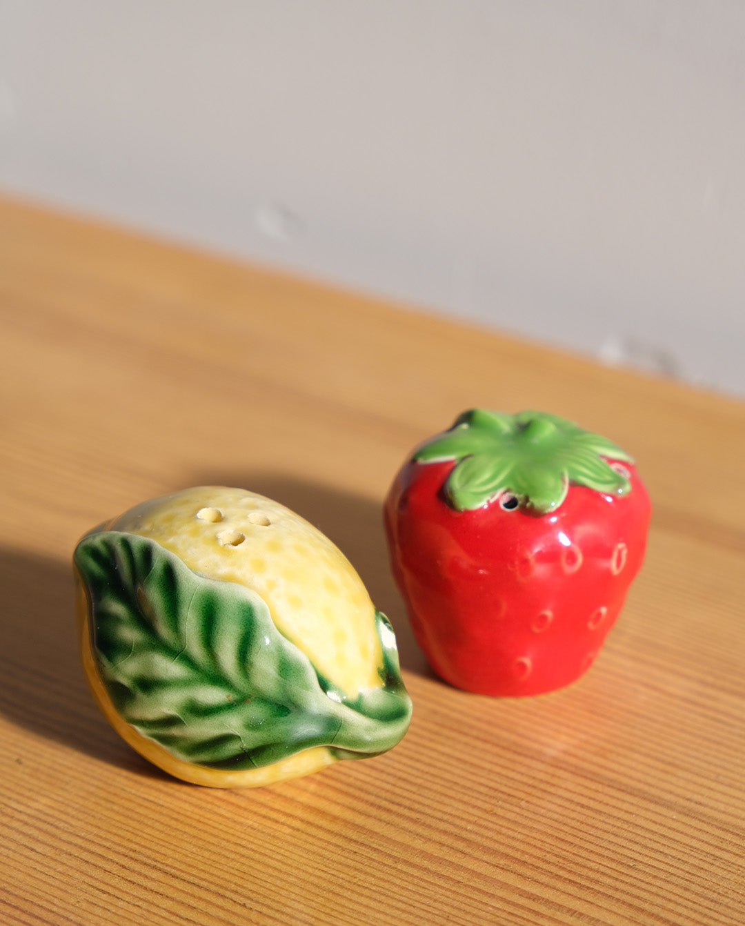 Salière et poivrière en barbotine