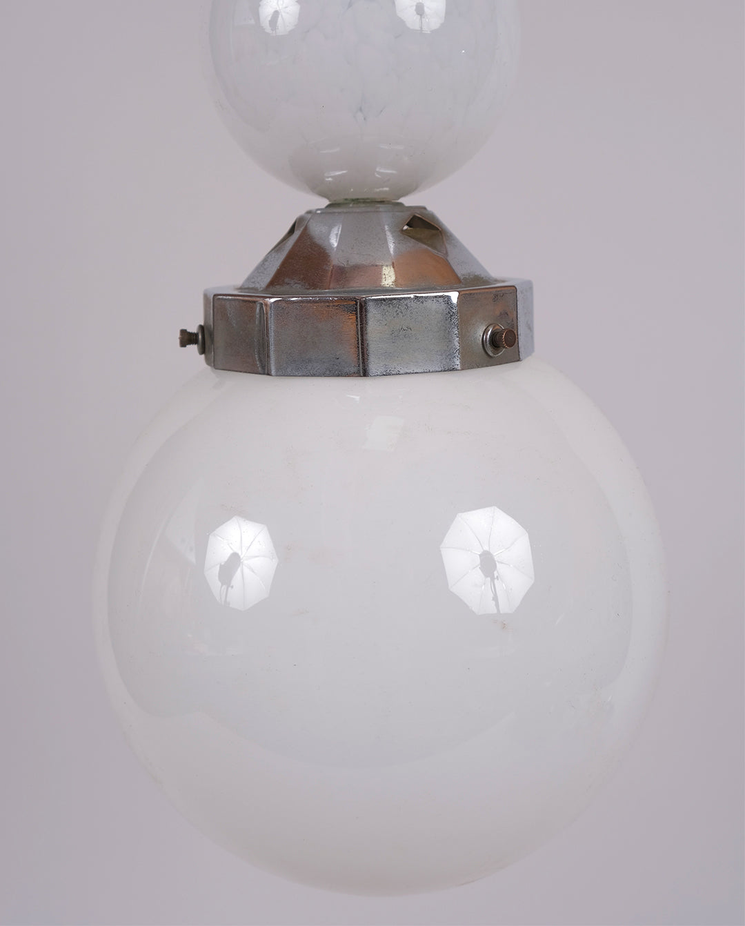 Suspension métal et verre, art déco, années 1930-1940 sphère en verre type opaline