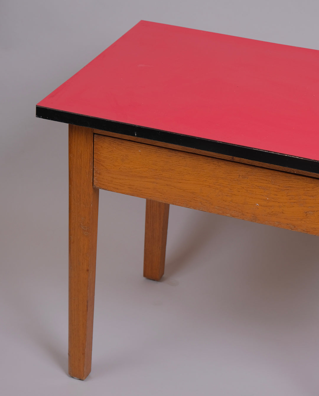 Table basse ou petit bureau en formica