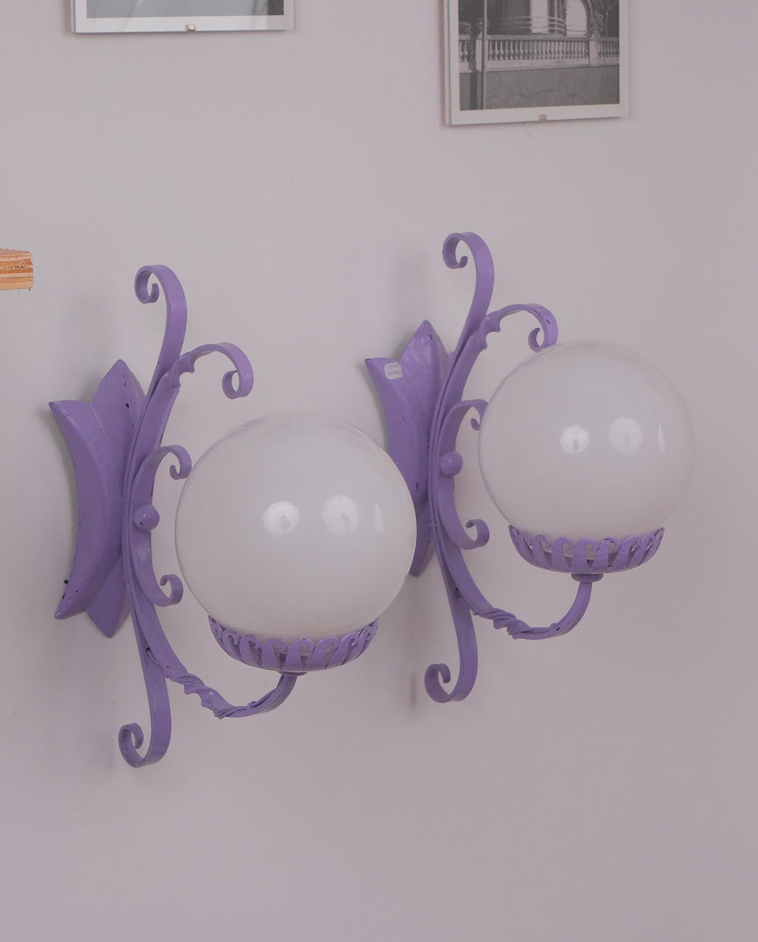 Appliques en fer forgé et sphères en verre x2