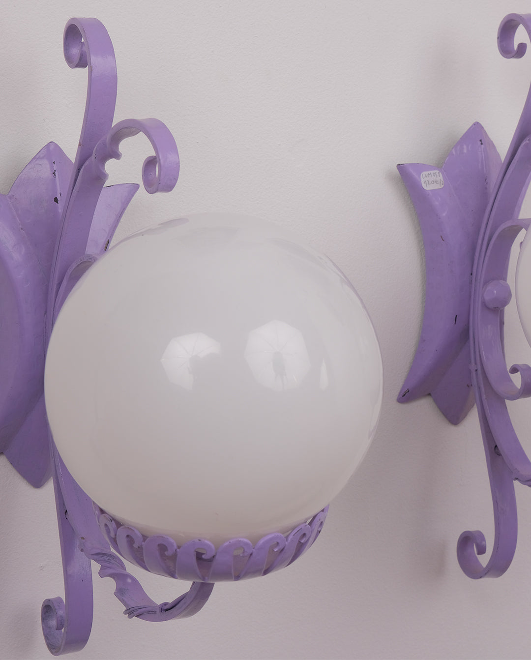 Appliques en fer forgé et sphères en verre x2