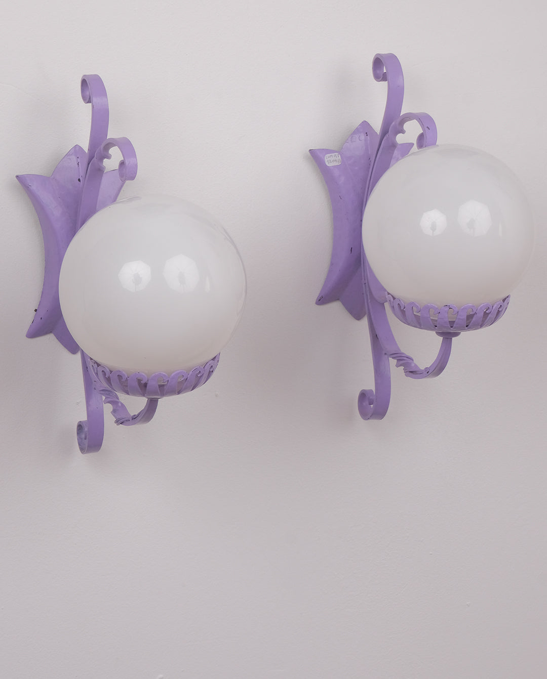 Appliques en fer forgé et sphères en verre x2