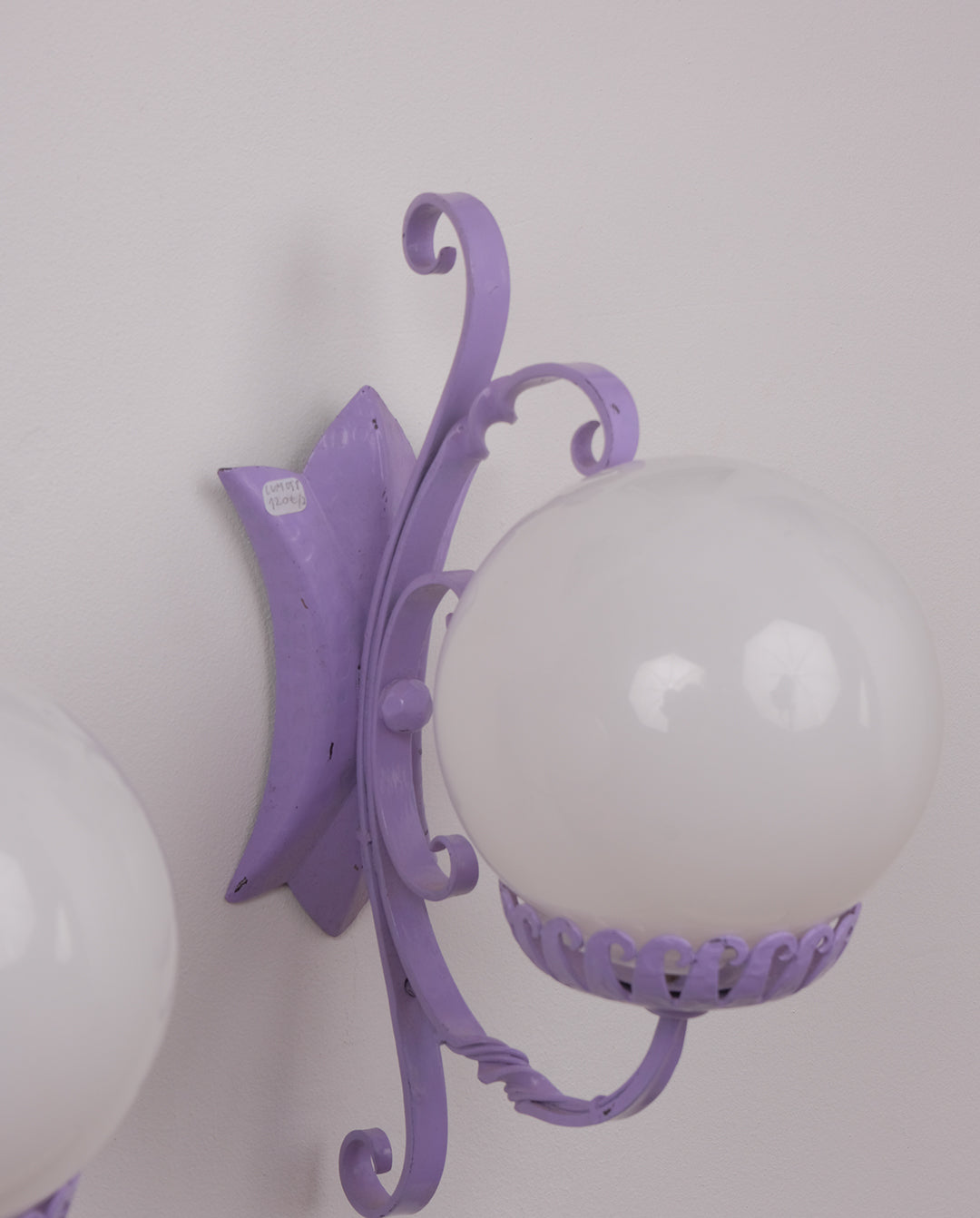 Appliques en fer forgé et sphères en verre x2