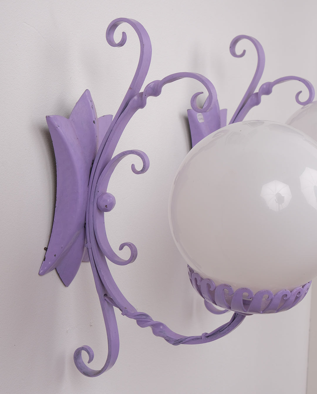 Appliques en fer forgé et sphères en verre x2