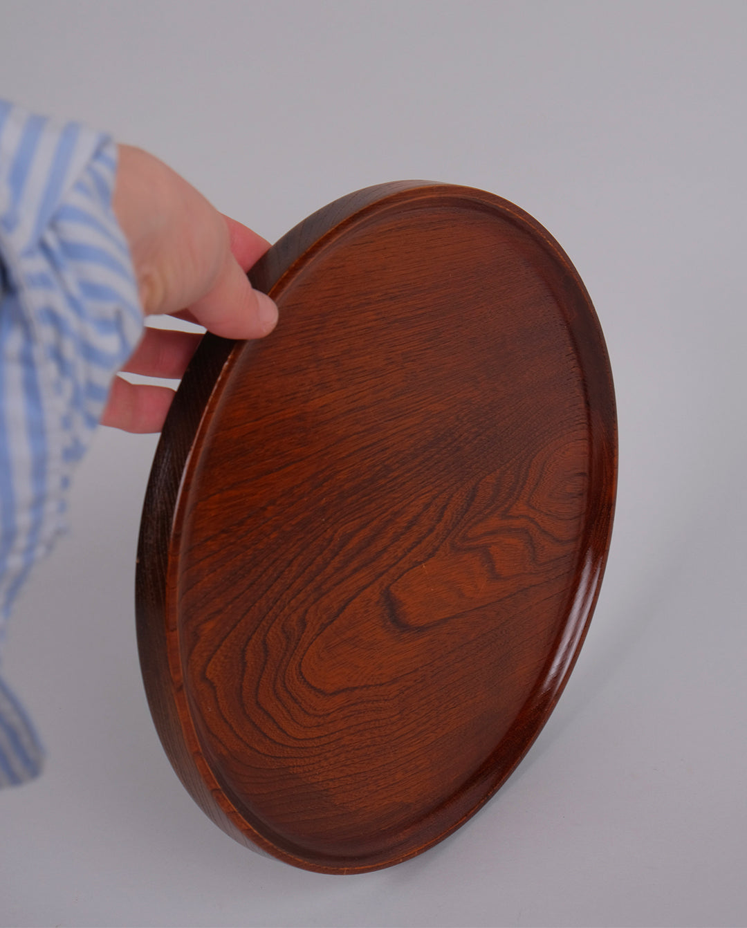 Assiettes ou plateau en bois de pin teinté et vernis.