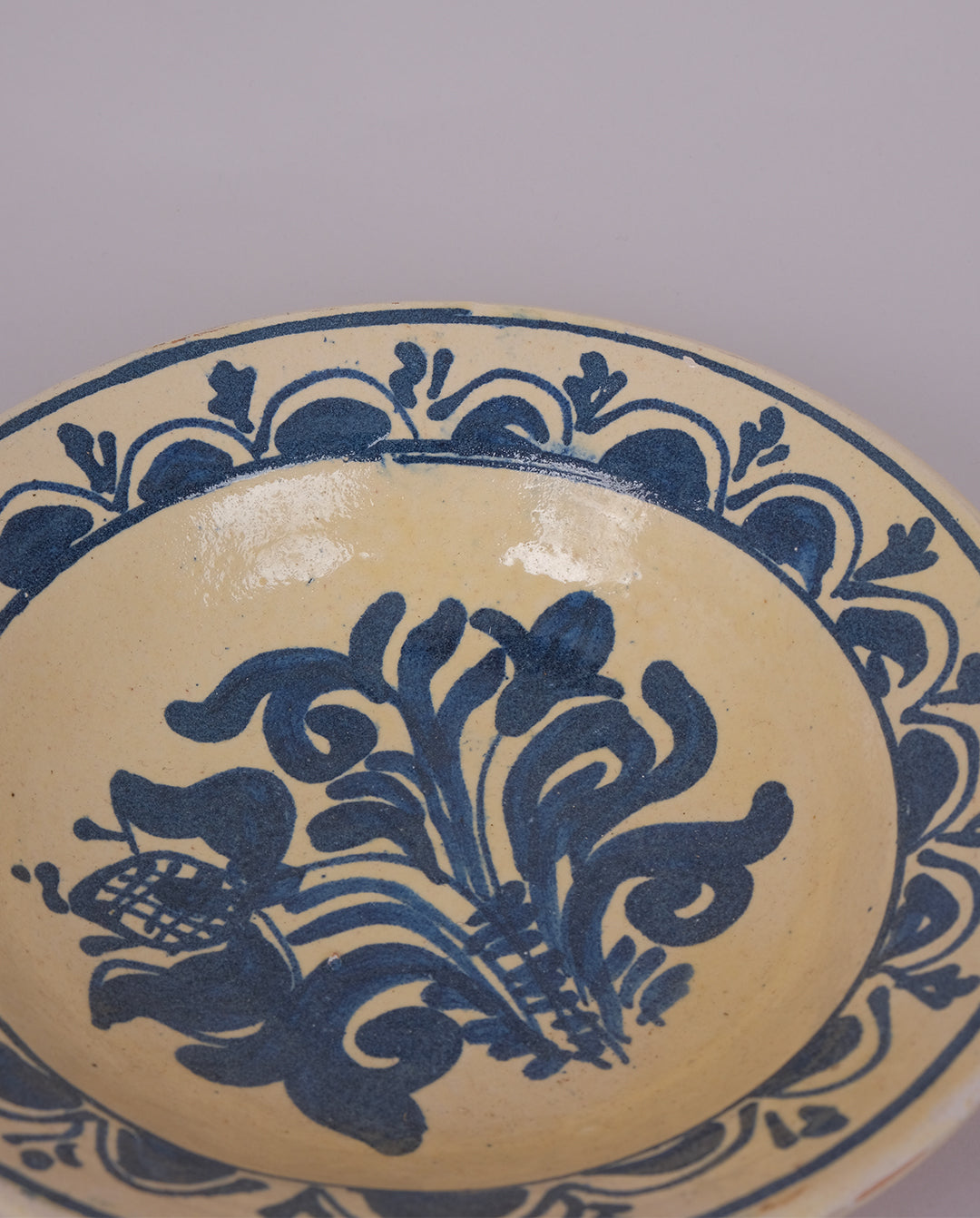 Assiette creuse peinte à la main