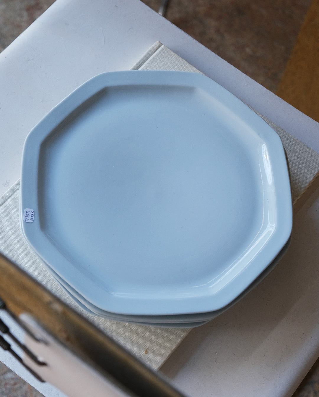 Assiettes hexagonales en porcelaine de Limoges, bleu bébé x4