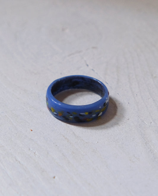 Bague en verre bleue mouchetée