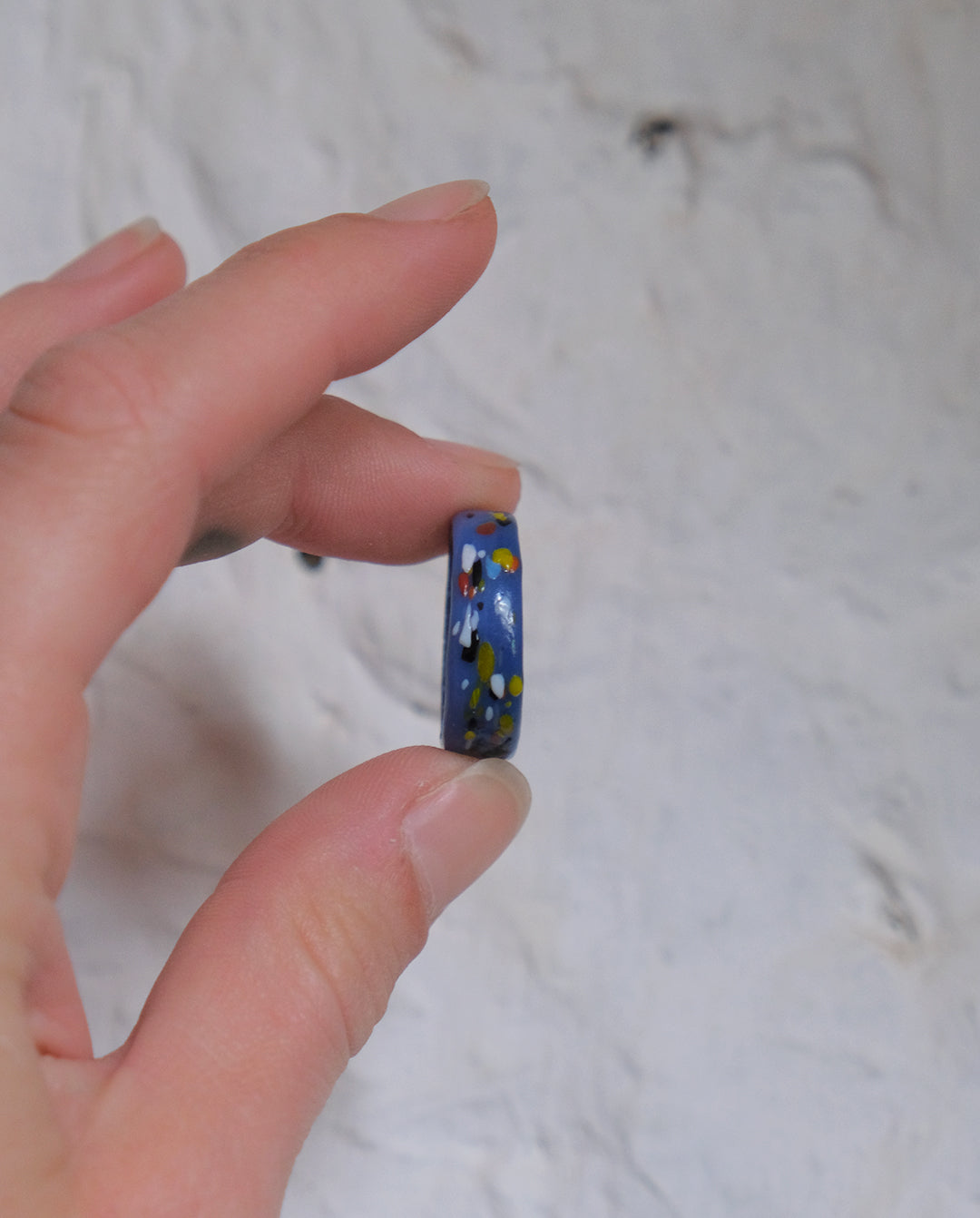 Bague en verre bleue mouchetée