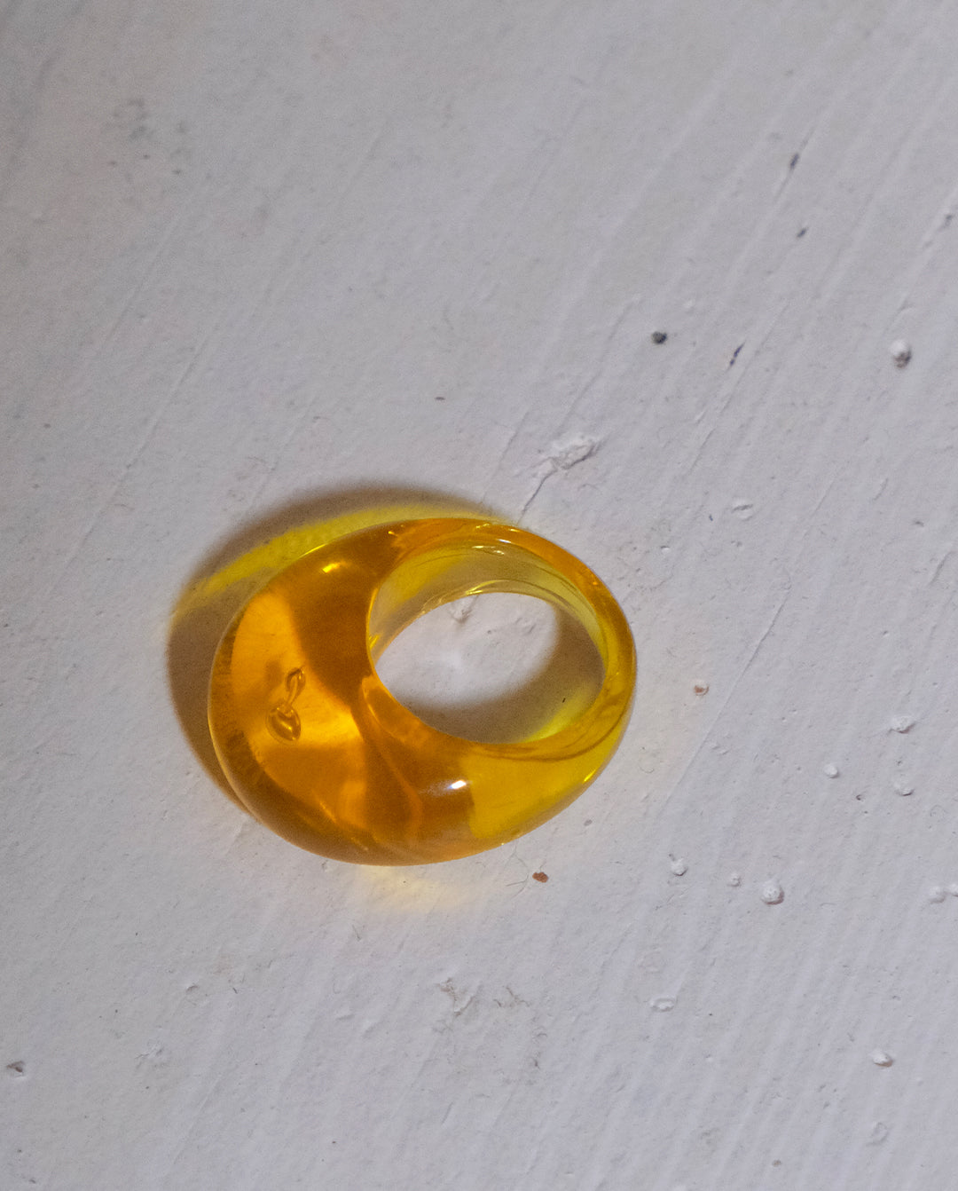 Bague en plastique jaune années 80