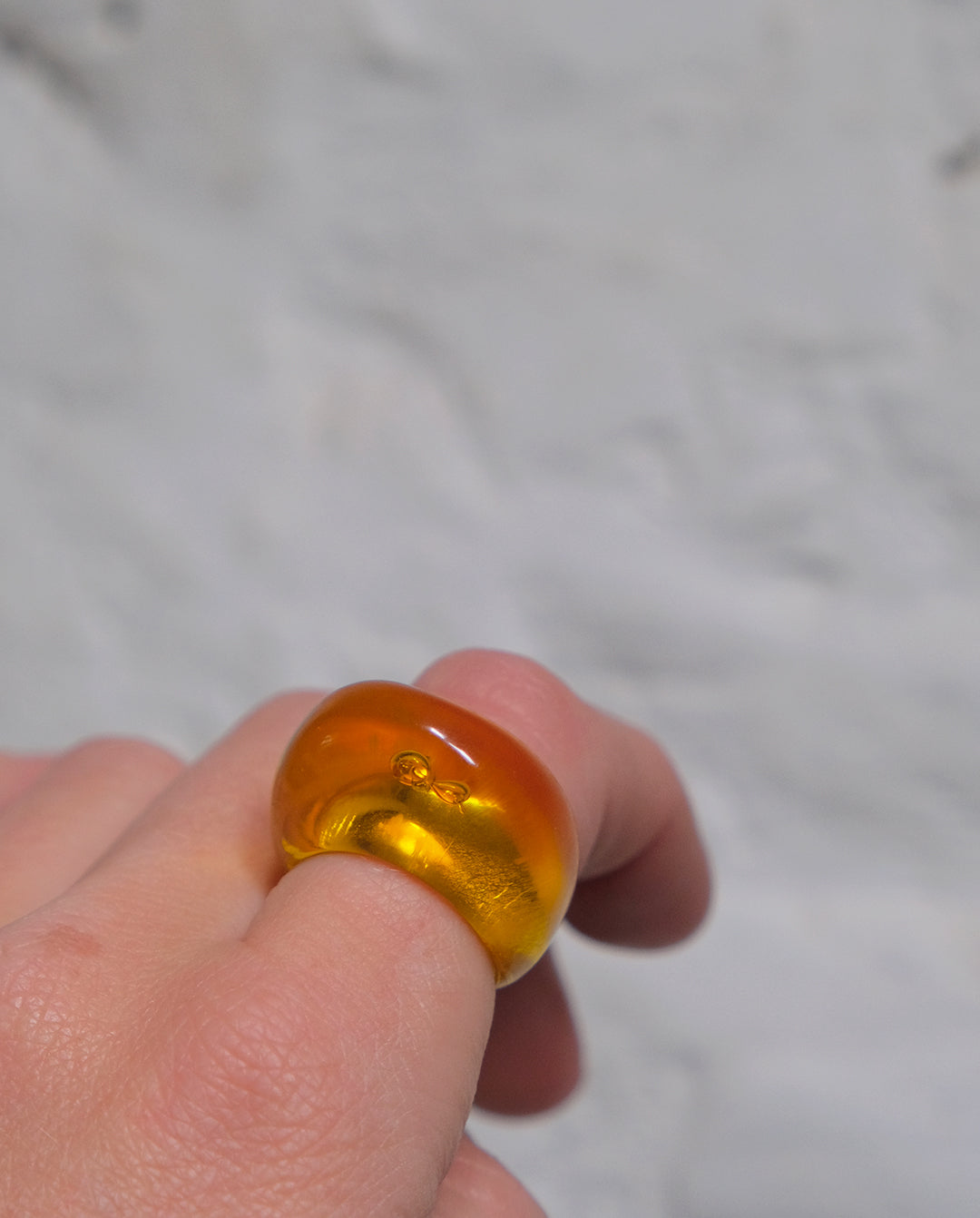 Bague en plastique jaune années 80