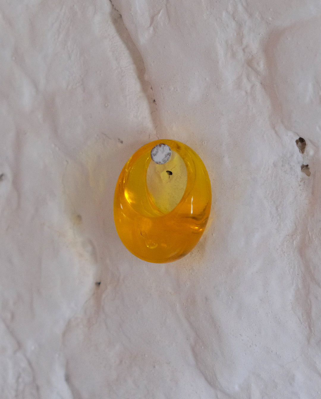 Bague en plastique jaune années 80