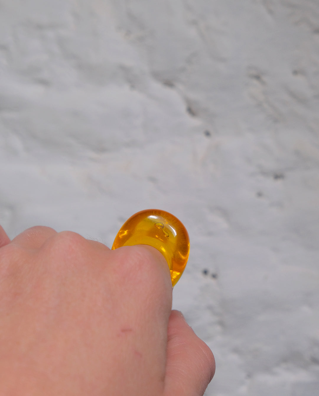 Bague en plastique jaune années 80