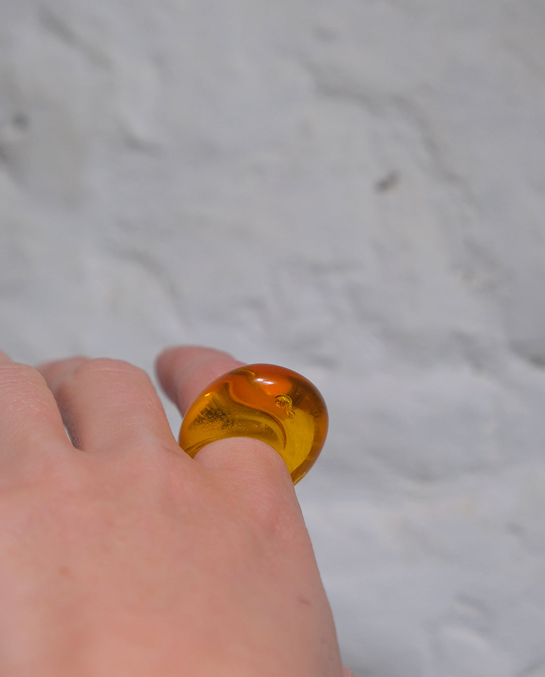 Bague en plastique jaune années 80