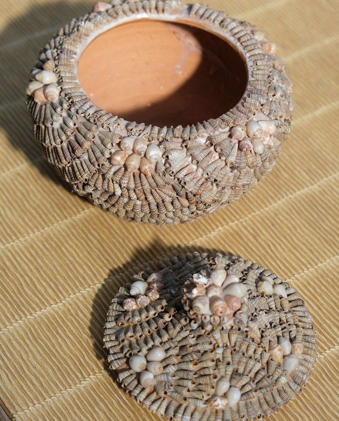 Boîte en argile recouverte de coquillages, travail artisanal