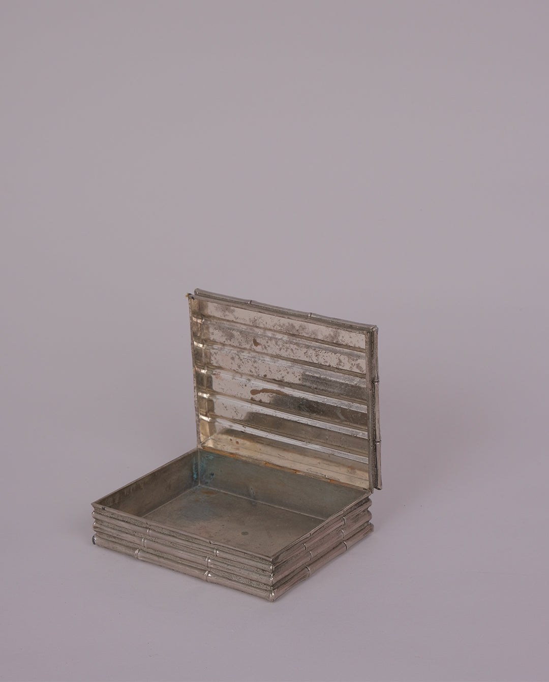 Boite en métal argenté