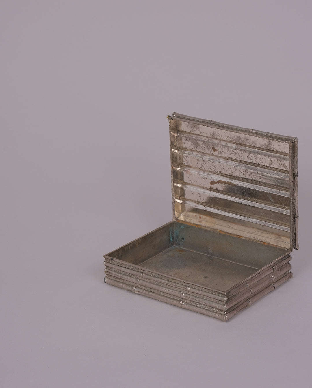 Boite en métal argenté