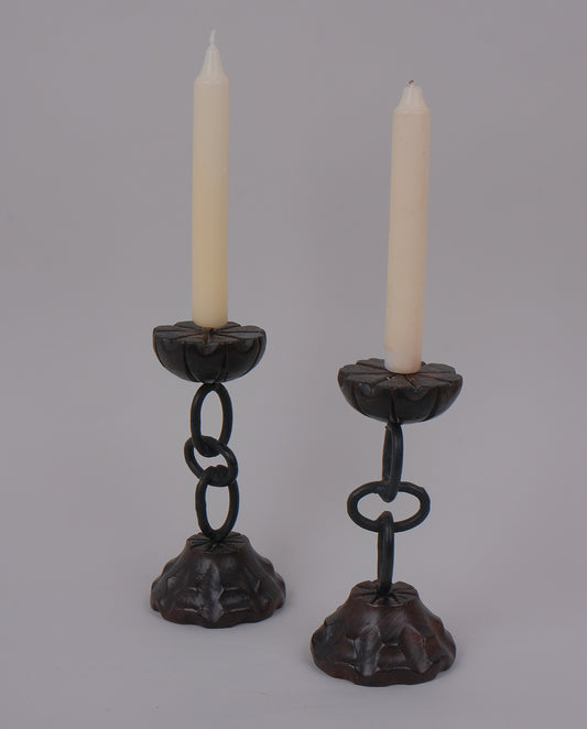 Paire de bougeoirs en bois