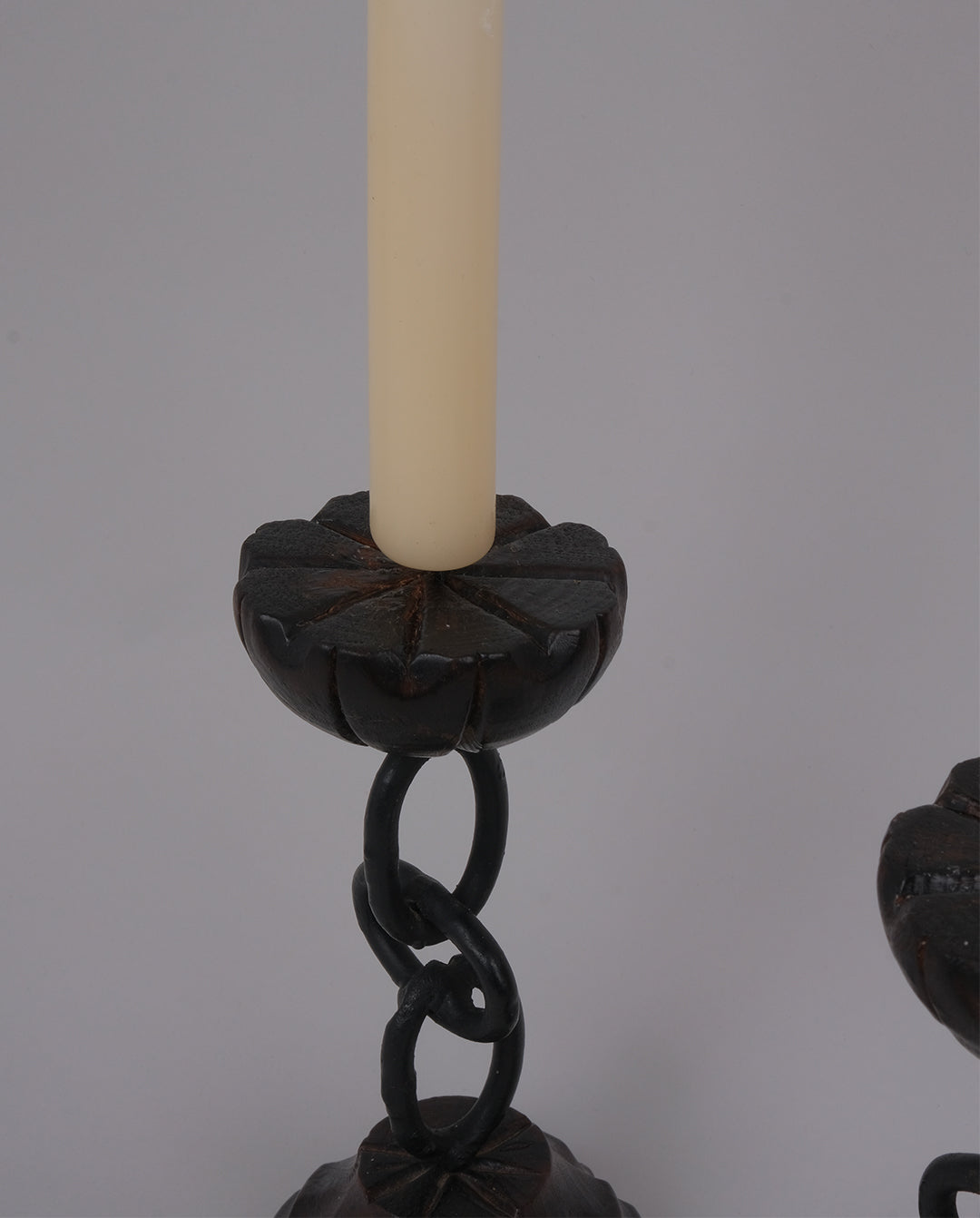 Paire de bougeoirs en bois