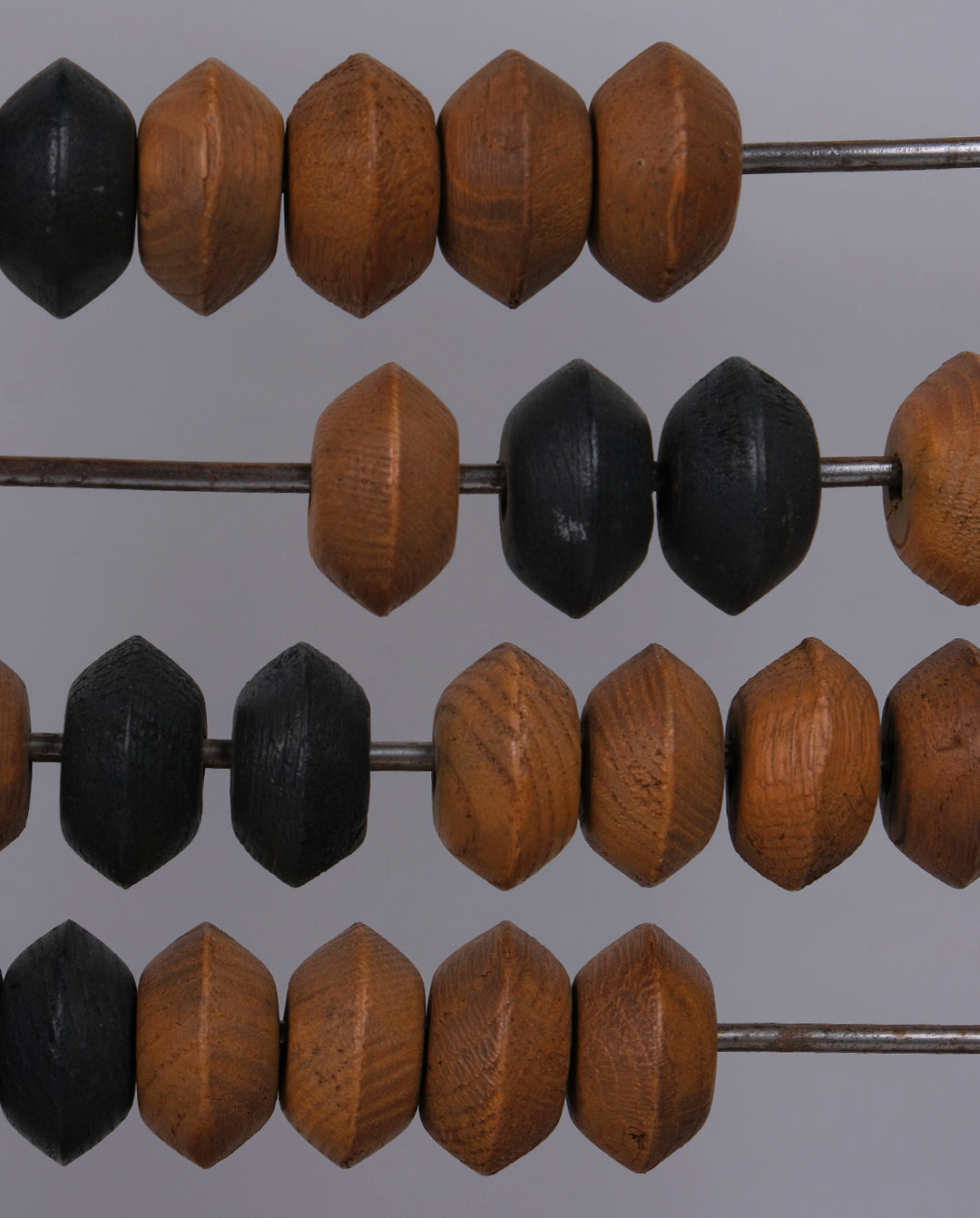 perles en bois sur tiges en métal d'un boulier ancien