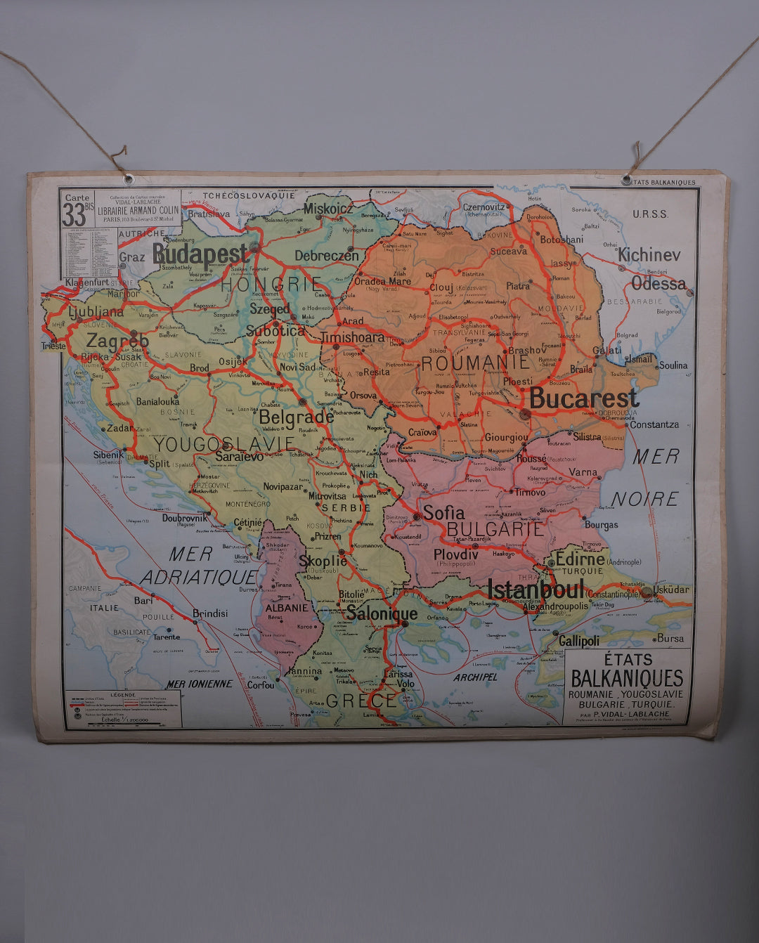 Grande carte scolaire vintage des Balkans aux couleurs éclatantes.