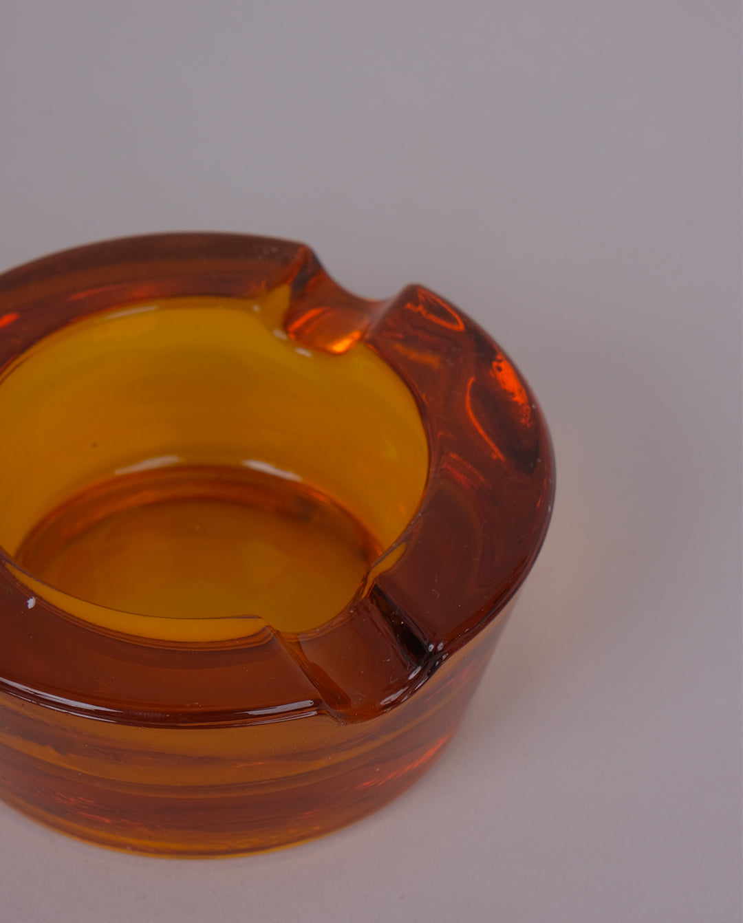 Cendrier en verre ambré