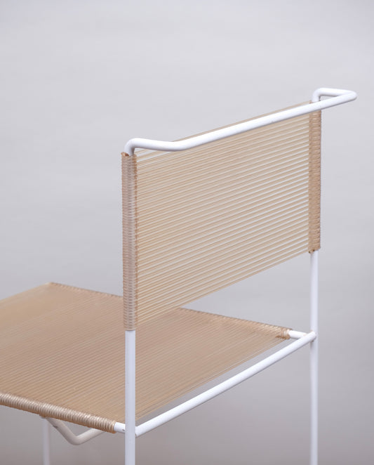 Chaise spaghetti de Giandomenico Belotti pour Fly Line modèle à structure blanche et scoubidous transparents.