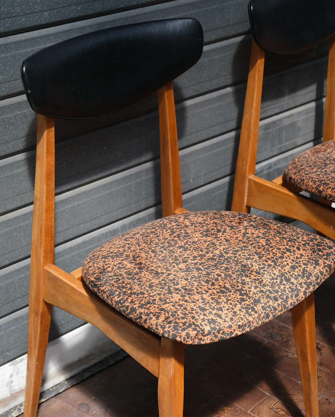 Chaises retapissées x2, motif léopard, années 60