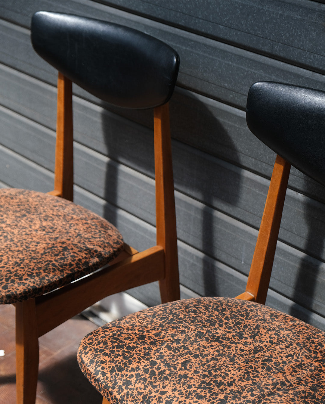 Chaises retapissées x2, motif léopard, années 60