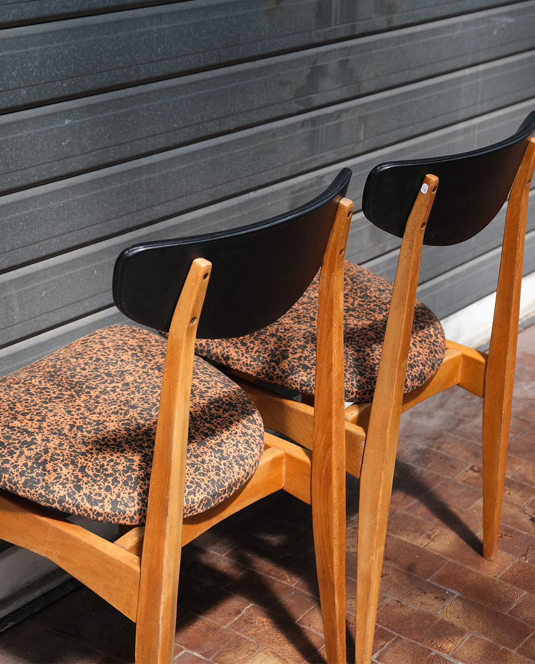 Chaises retapissées x2, motif léopard, années 60