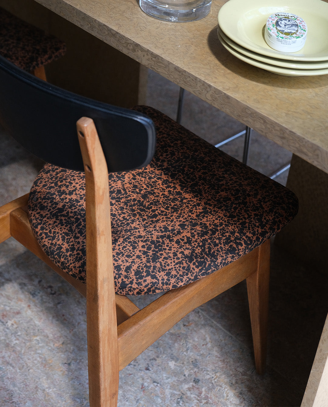Chaises retapissées x2, motif léopard, années 60