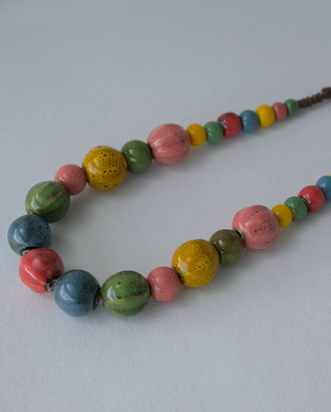 Collier en perles de céramique émaillée