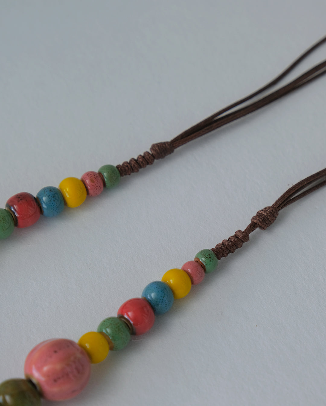 Collier en perles de céramique émaillée