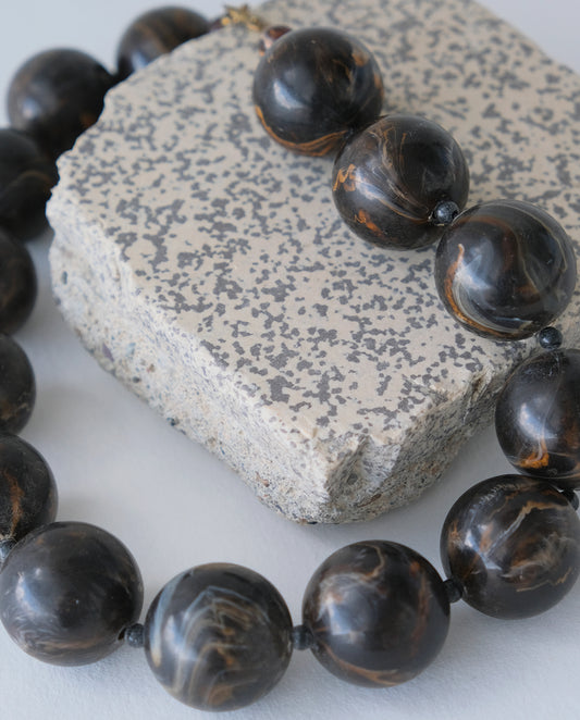 Collier en résine plastique