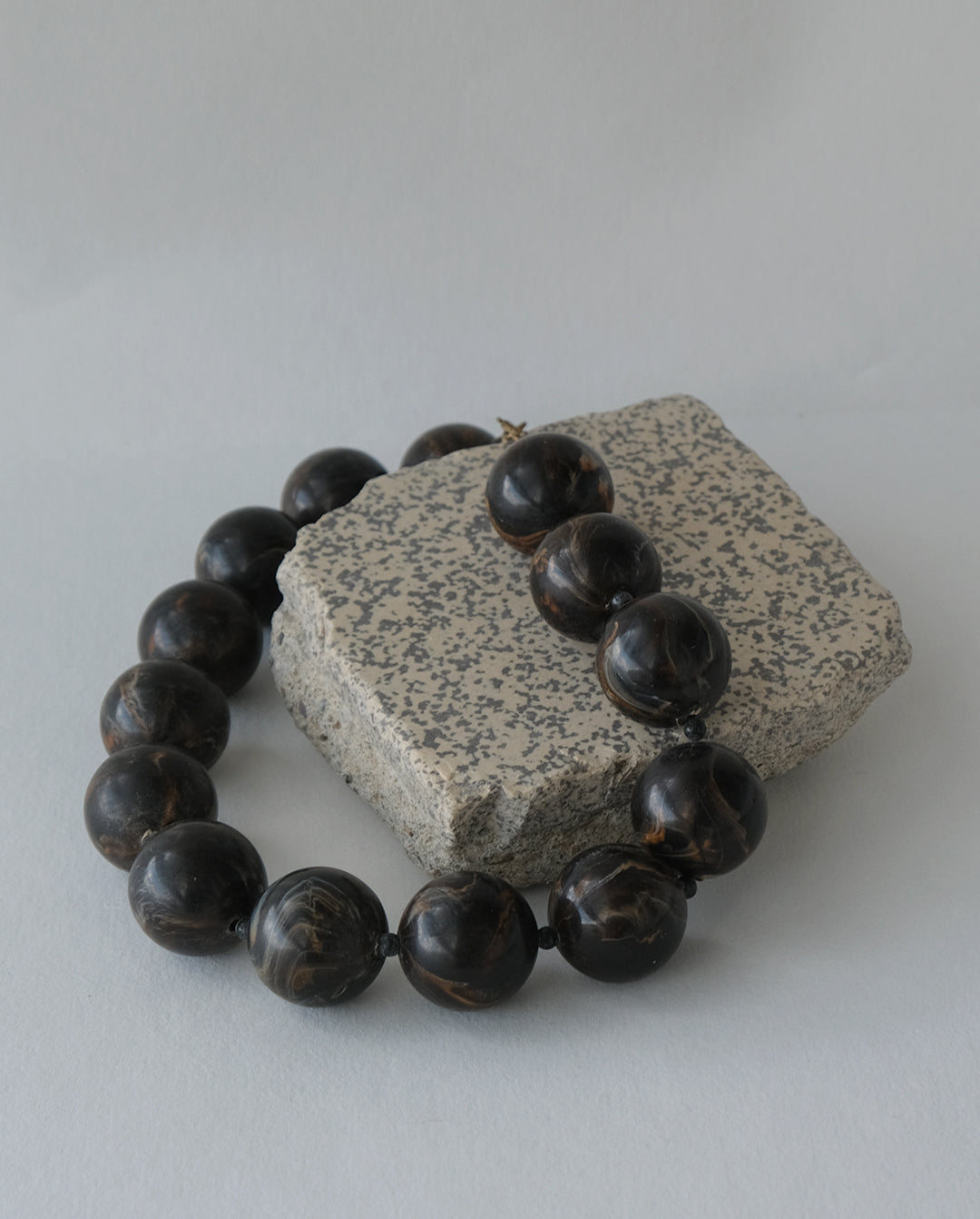Collier en résine plastique