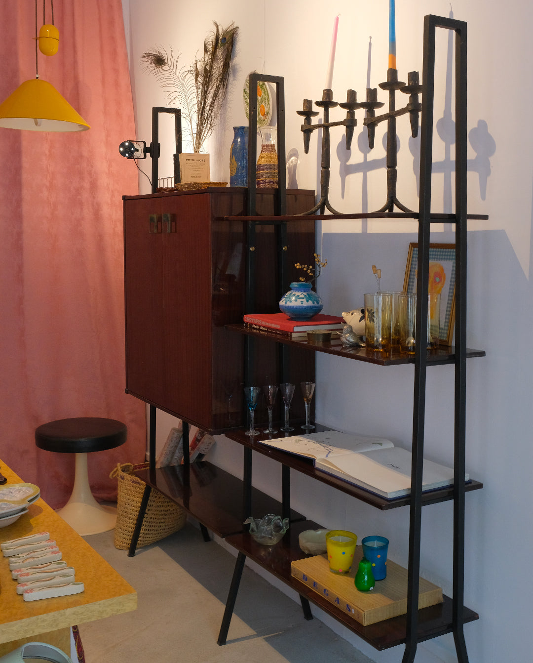 Étagère à trois montants et bois vernis