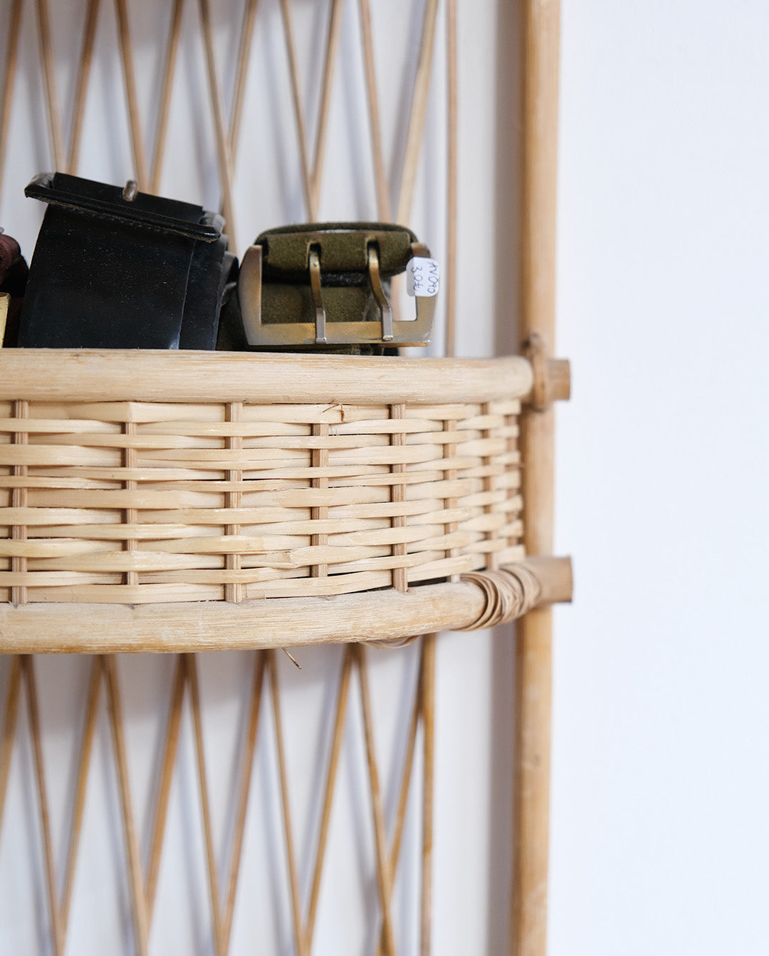 Étagère en osier, trois paniers muraux, vintage