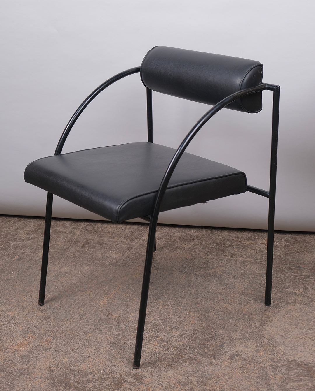 Fauteuil Vienna de Rodney Kinsman pour Bieffeplast, lignes géométrique, structure graphique en métal et assise en skaï.