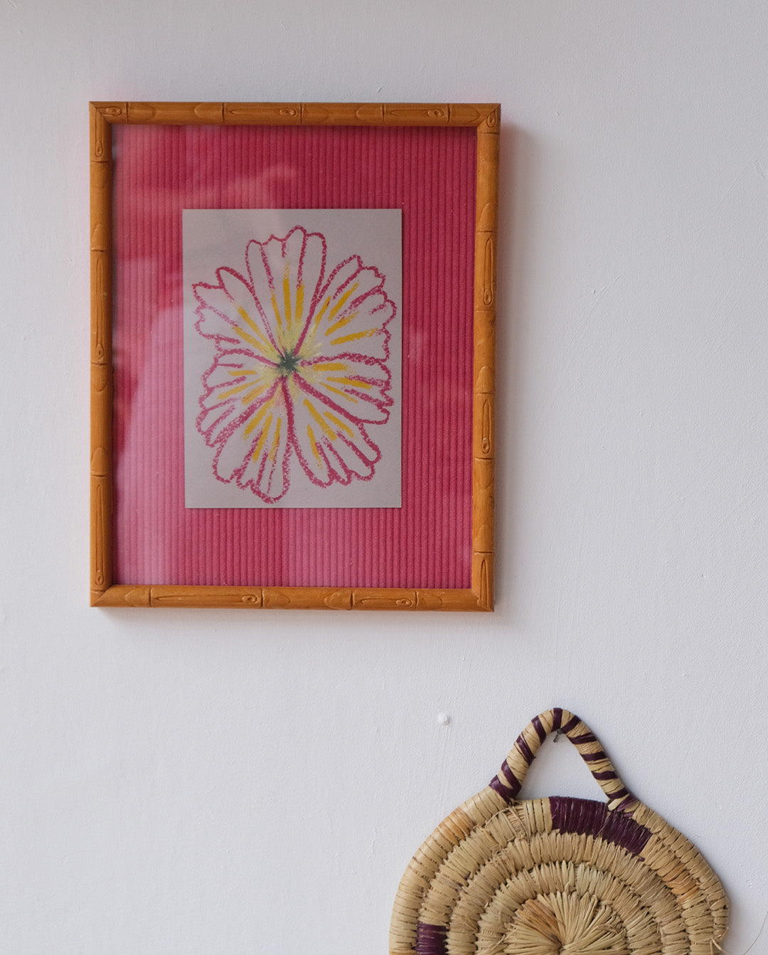 Illustration au pastel gras dans un cadre en bois imitation bambou