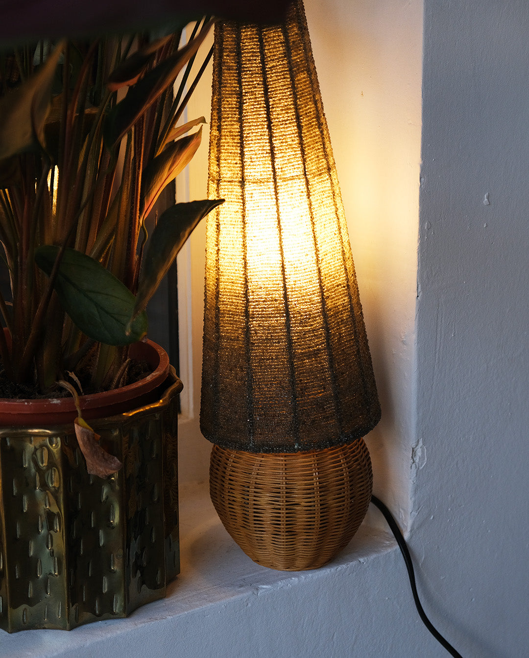 Lampe boule en osier, abat-jour en perles, vintage
