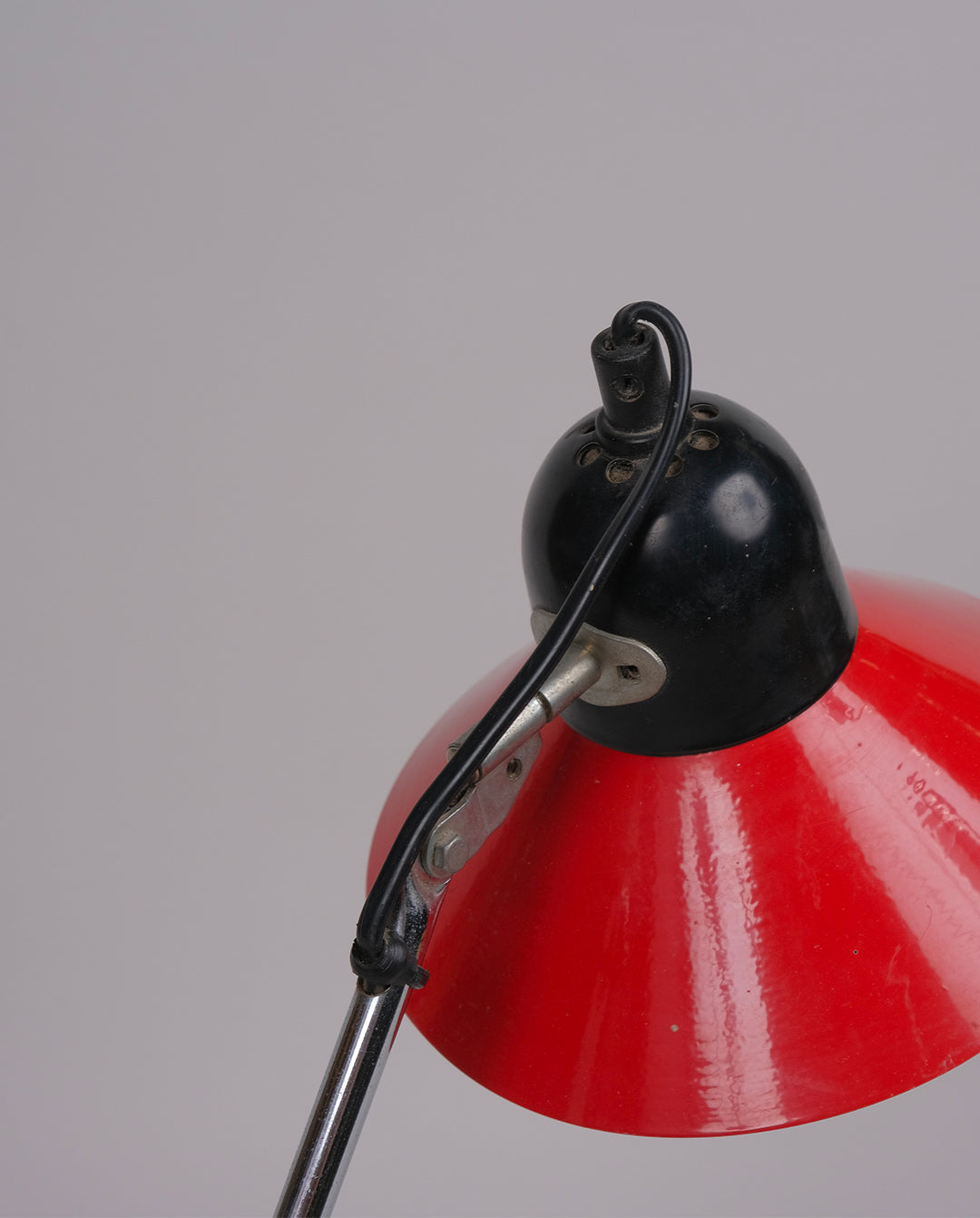 Lampe de bureau en métal laqué rouge et noirs et éléments en métal chromé.
