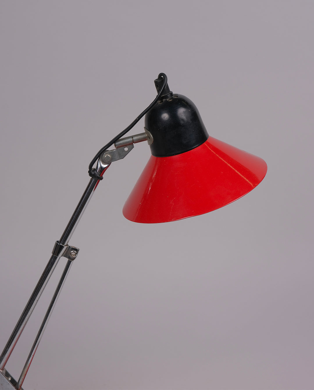 Lampe de bureau en métal laqué rouge et noirs et éléments en métal chromé.