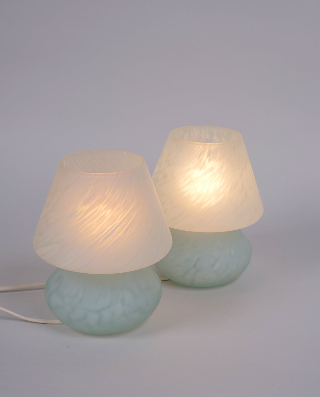 Paire de lampes en verre bleutées et motif écaillé en forme de champignon