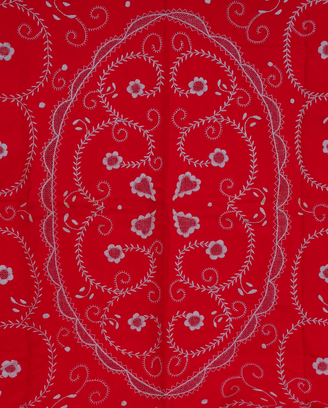 Linge de table en coton rouge brodé de fil blanc.