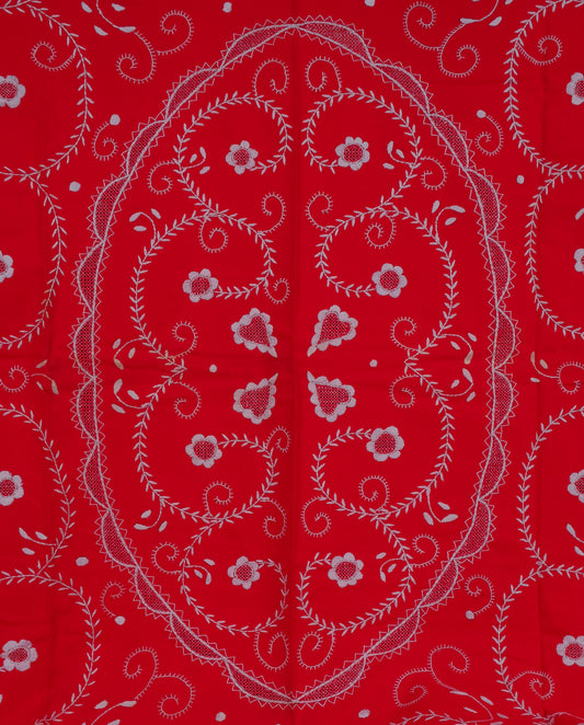 Linge de table en coton rouge brodé de fil blanc.