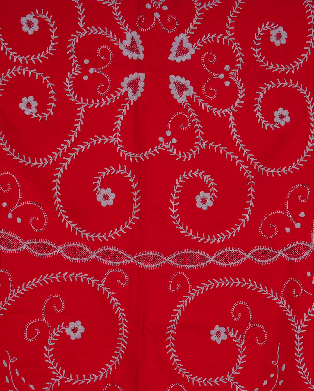 Nappe en coton rouge brodé de fil blanc.